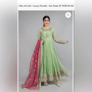 Pretty María B LARGE light green suit